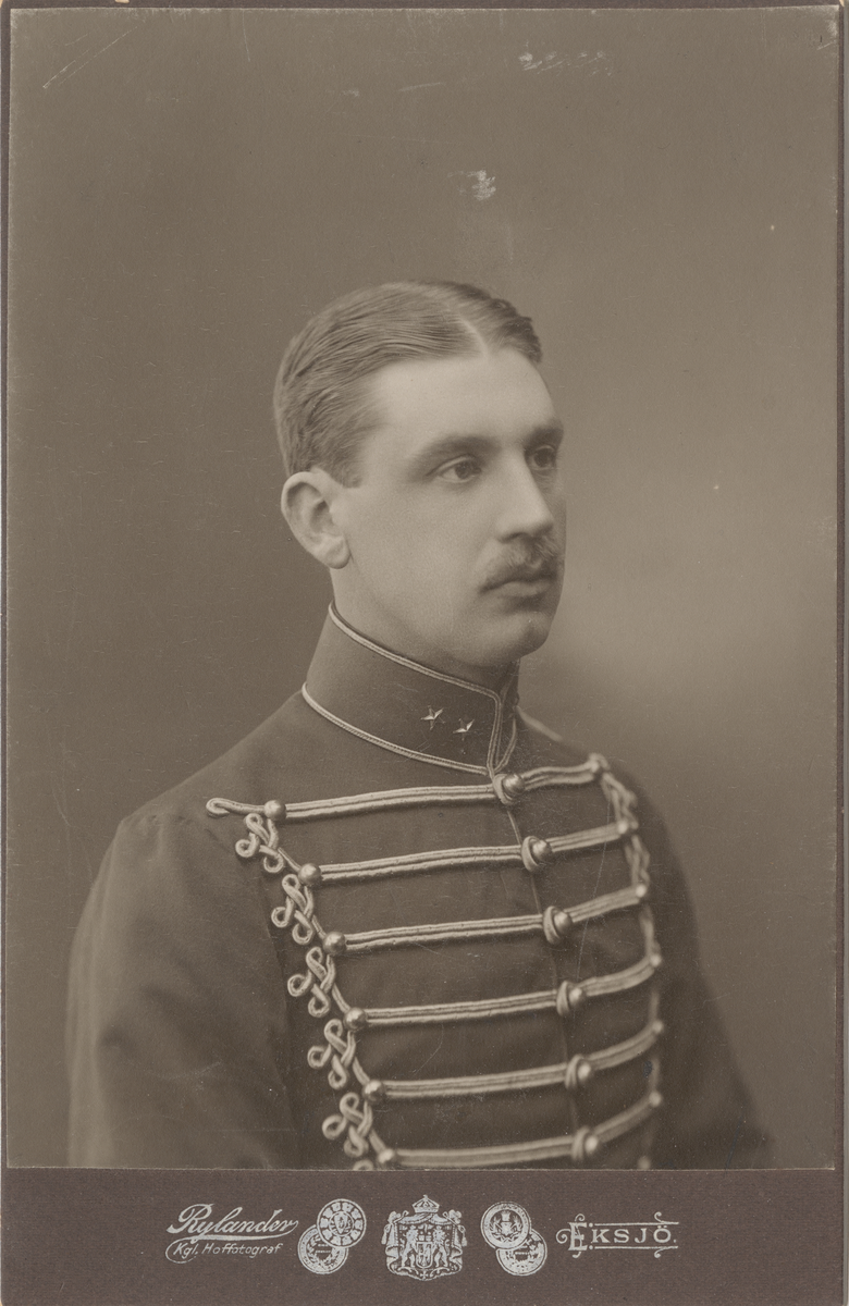Porträtt av Eric Ribbing, löjtnant vid Smålands husarregemente.