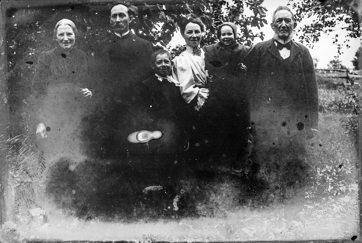 Aust-Agder, Øyestad, fra venstre: Jensine Dorthea Børresdatter Haaland (1842-1931) Halvor Øiestad (1882-1970) ukjent gutt, Antonie Øiestad Børdahl (1877-1959) med et av sine barn, Gjeruld Nilsen Øiestad (1831-1921)