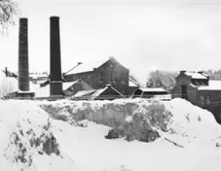 Vinter ved den nedlagte papirfabrikken på Klevfos, Ådalsbruk