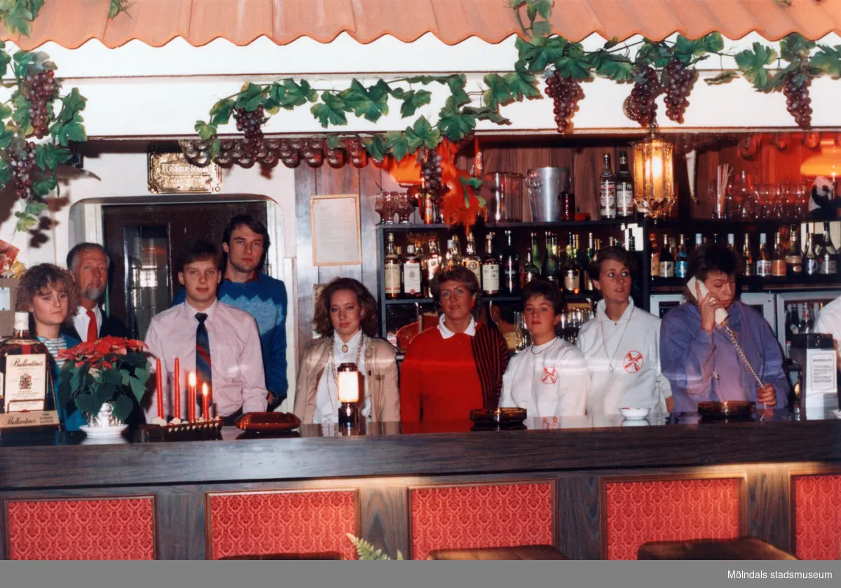Personal bakom bardisken på Moulin Rouge, restaurang och diskotek med adress Kvarnbygatan 1 i Mölndal, år 1988.