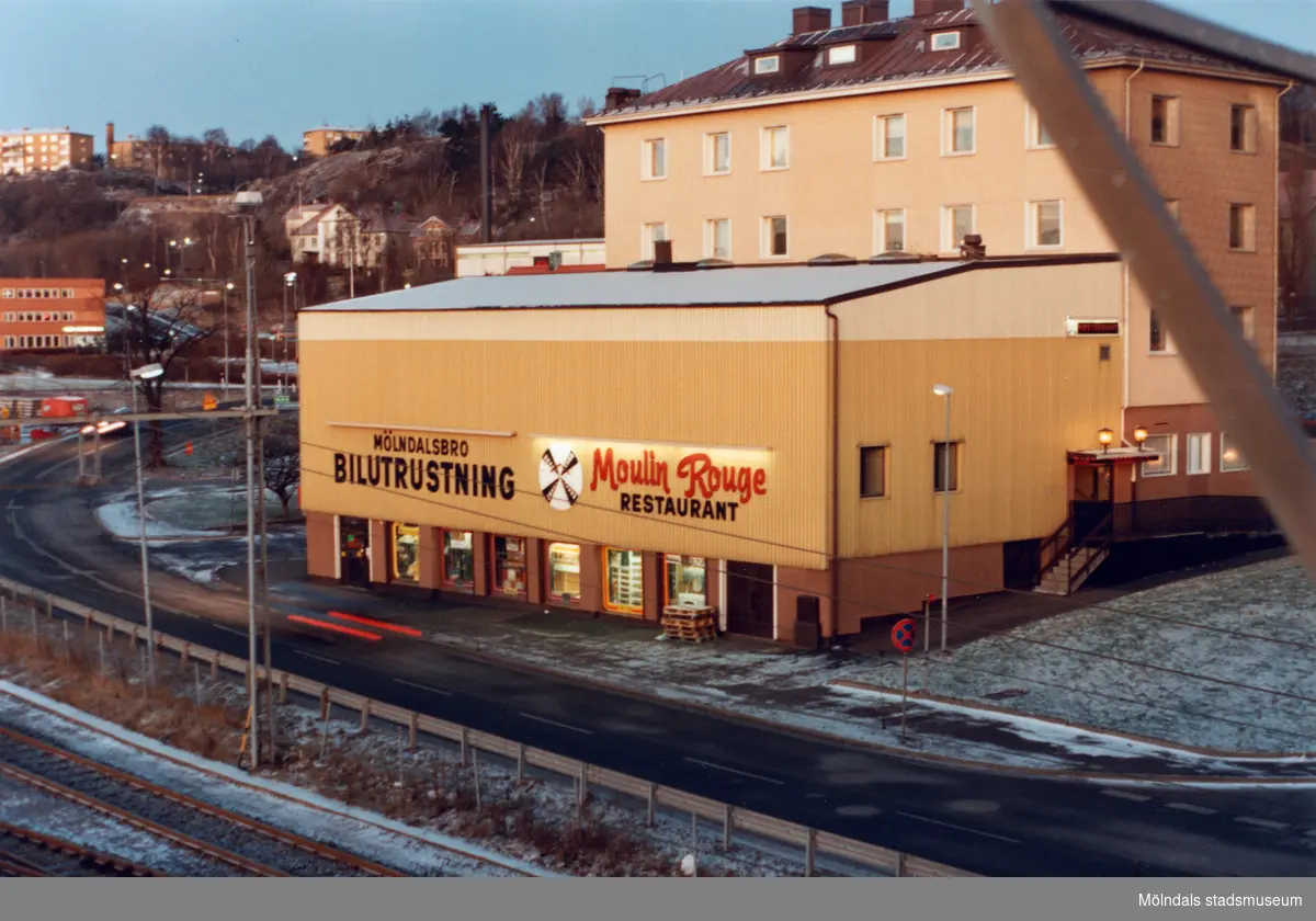 Vy från Mölndals Bro mot Moulin Rouge, restaurang och diskotek med adress Kvarnbygatan 1 i Mölndal, år 1988.