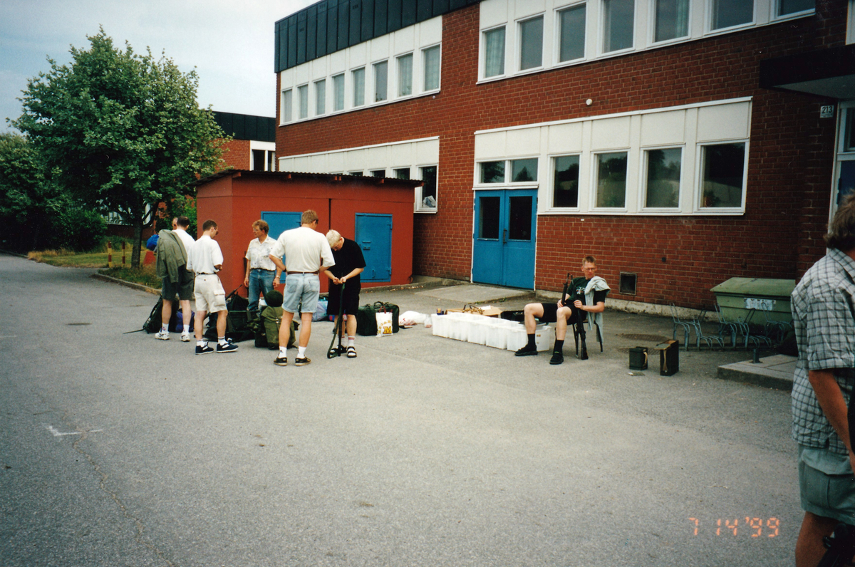 Materielvård efter högvakten innan hemfärd.. Högvakt med Hemvärnet i Skaraborg juli 1999.