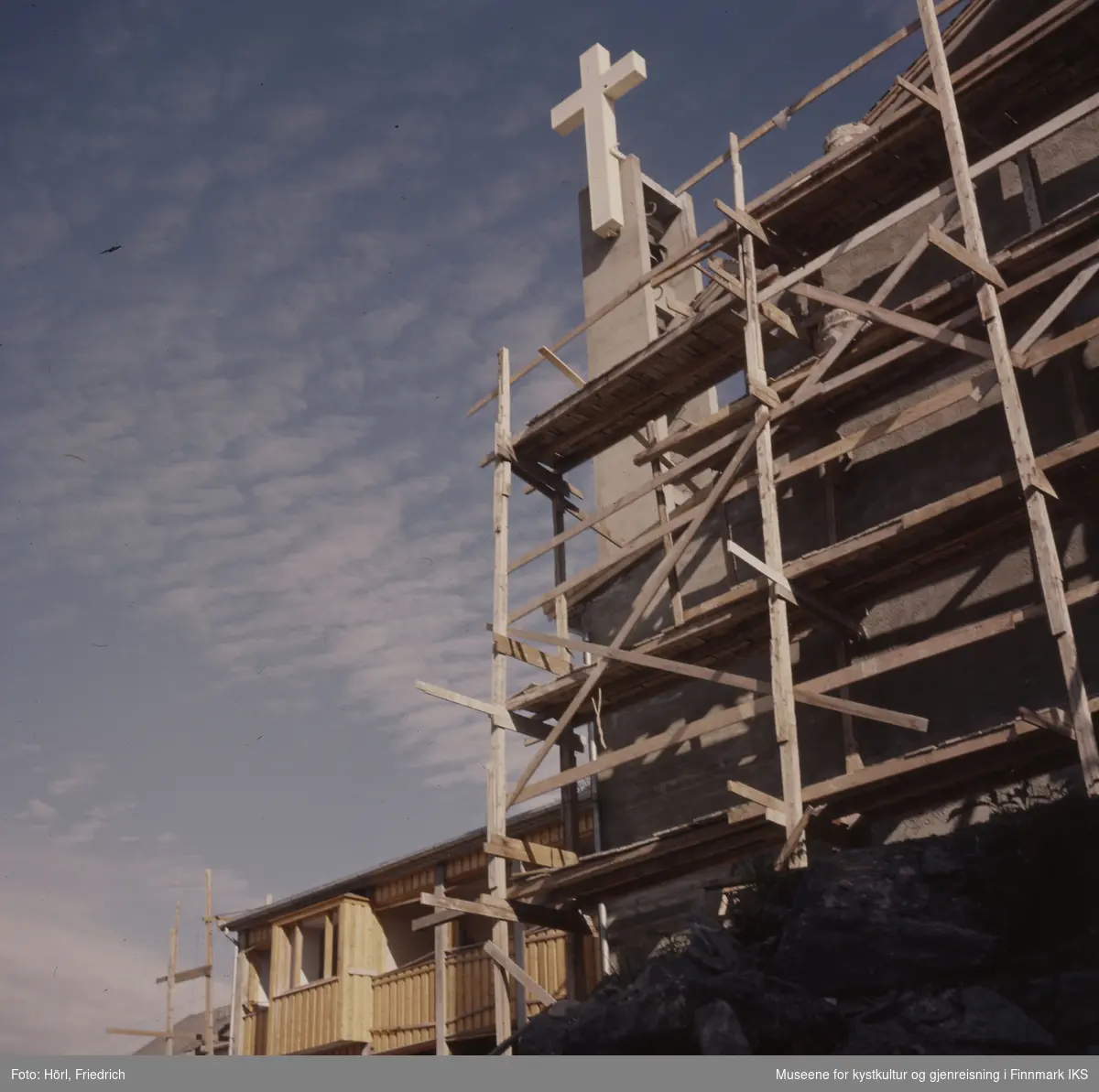 Den nye katolske kirke St. Mikael i Hammerfest bygges og nærmer seg ferdigstilling. I sidebygget er det ikke satt inn vinduer enda og stilas er fortsatt plassert inn mot veggene. Klokketårnet med korset står allerede ferdig.