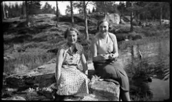 Søstrene Birgit og Walborg Piene på tur i marka