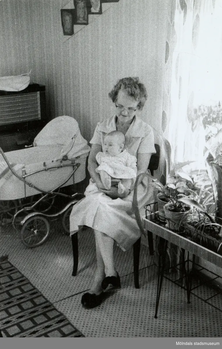 Sonja Johansson (född Eklund) sitter med barnbarnet Ilse (född 1960, gift Glimberg) i knäet. Sonja och Verner Johansson bodde i en lägenhet som låg snett mittemot Krokslättsskolans framsida (byggnaden är riven).