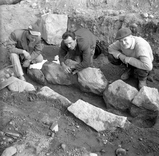 Svedvi sn Rallsta RAÄ 16 Arkeologisk undersökning utförd av Vlm / Henry Simonsson 1960-61.

Man från utgrävningen av stenkistan, anläggning 86.