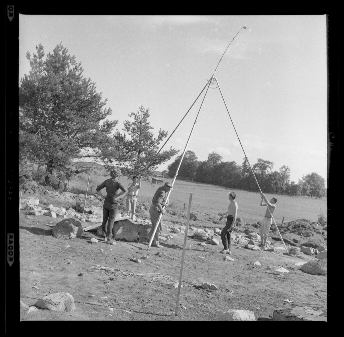 Svedvi sn Rallsta RAÄ 16 Arkeologisk undersökning utförd av Vlm / Henry Simonsson 1960-61.

Resning av fototorn.