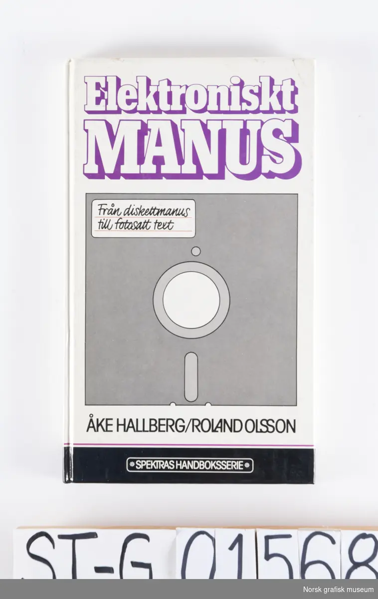Tittel: Elektroniskt manus. Från diskettmanus til fotosatt text.
Forfatter. Åke Hallberg, Roland Olsson.
Spektras handboksserie.