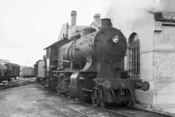 Damplokomotiv type 33a nr. 300 utenfor lokomotivstallen på B