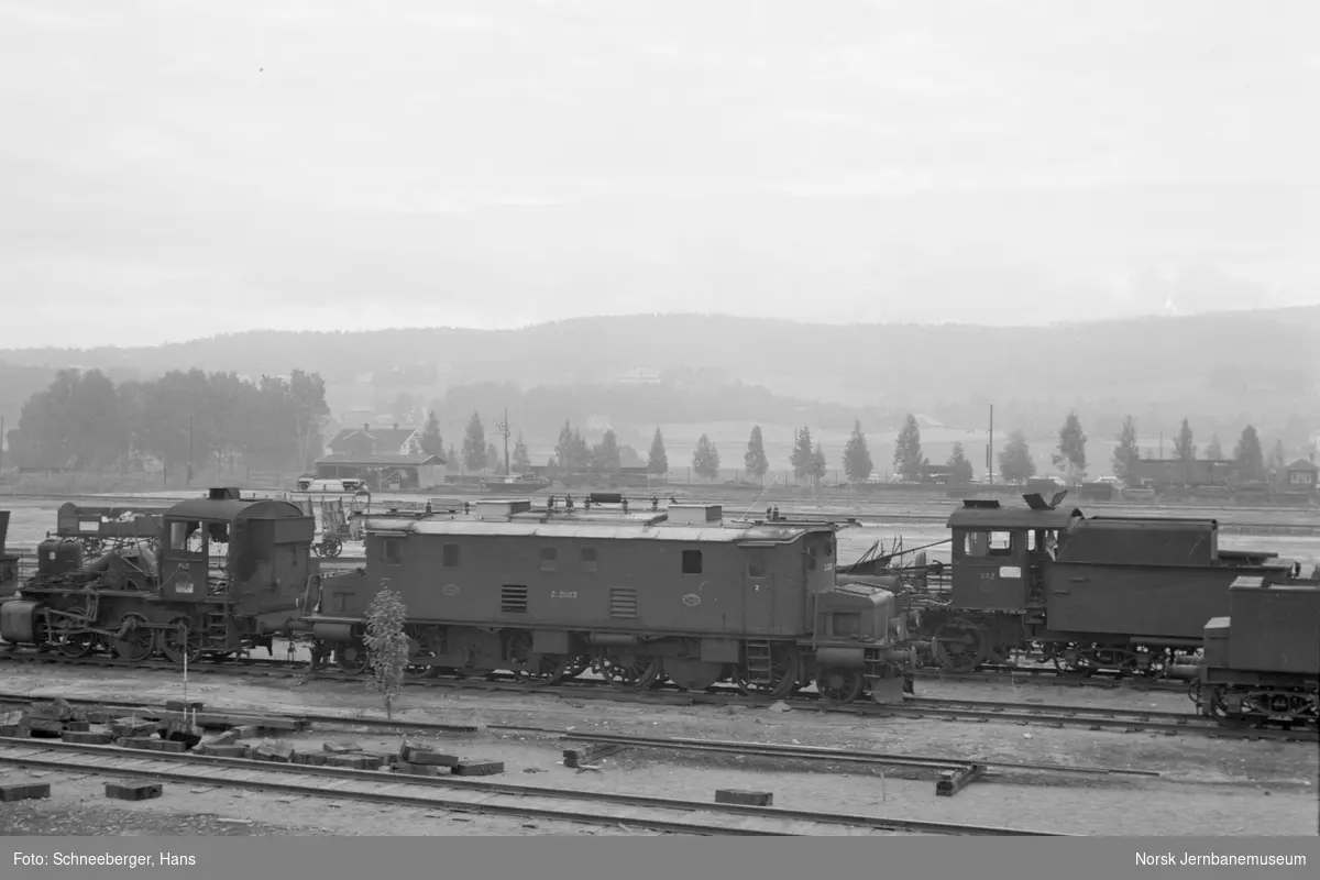 Lokomotiver på NSBs verksted på Grorud. Fra damplokomotiv 40a nr. 462 (utrangert), elektrisk lokomotiv El 2 2023 (utrangert) og damplokomotiv 24b nr. 222 (demontert for revisjon)