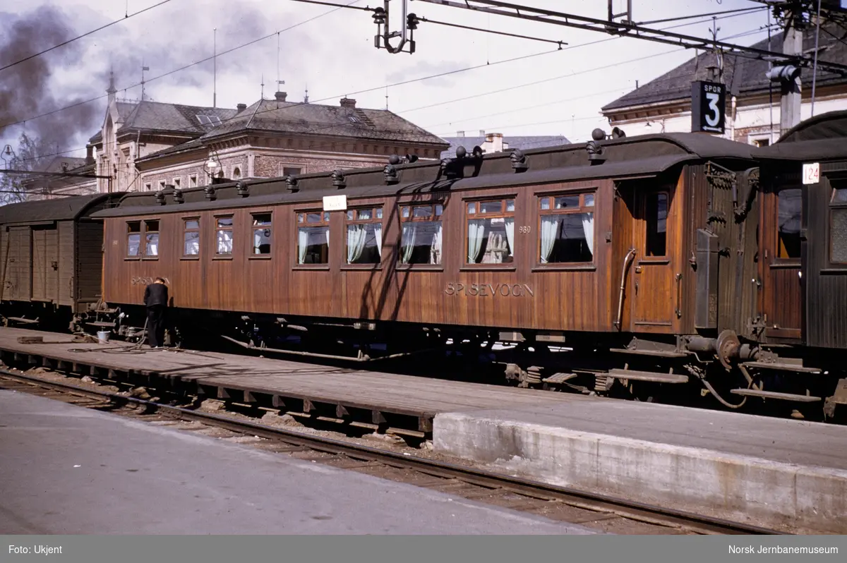 Spisevogn litra Eo nr. 980 i hurtigtog til Trondheim, tog 401, på Hamar stasjon