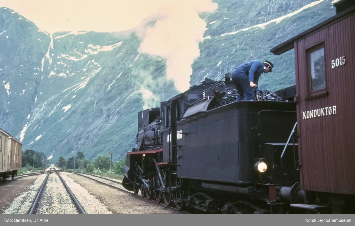 Damplokomotiv 26c 411 med veterantog på Marstein holdeplass