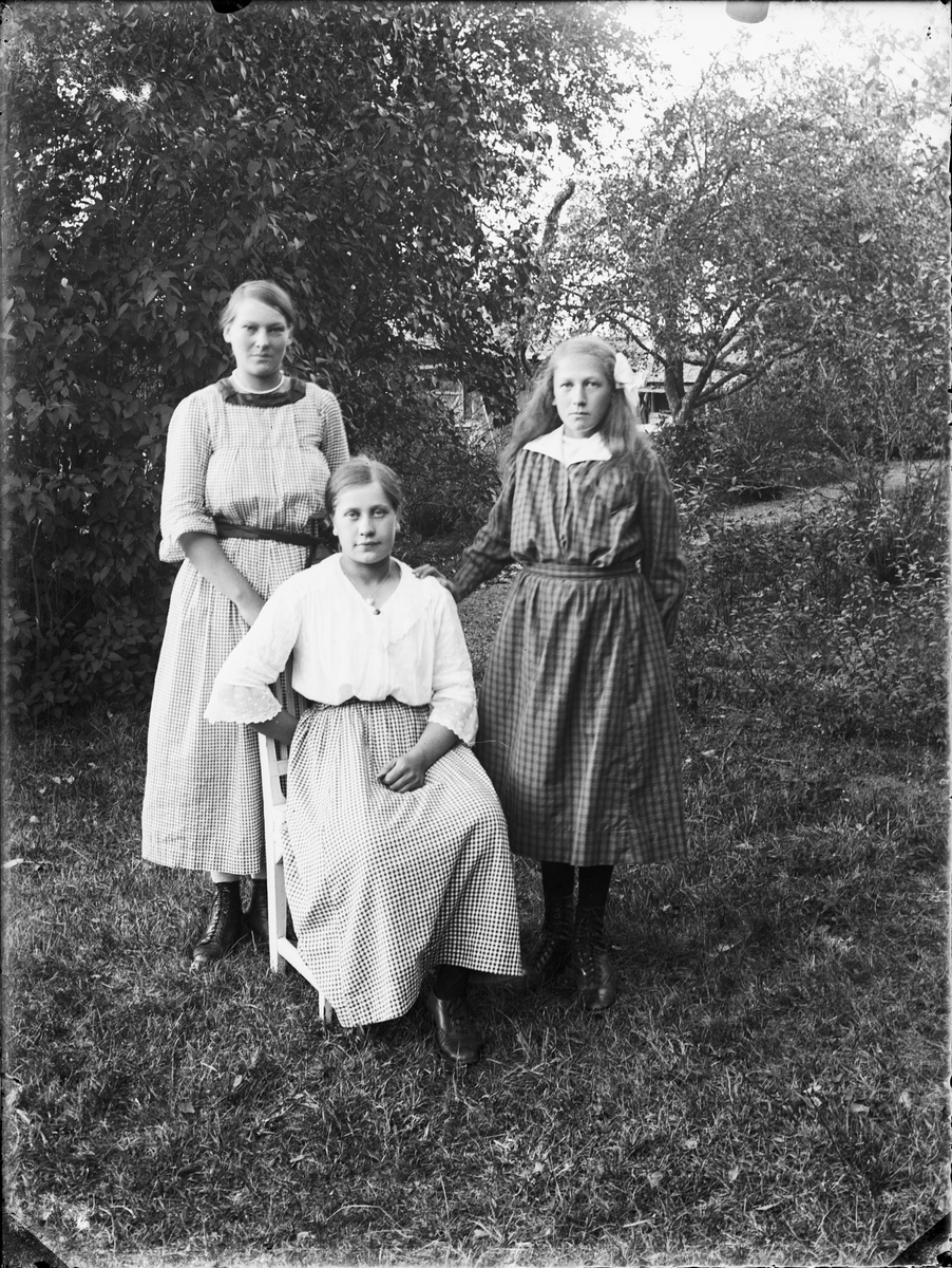 Ateljéporträtt - två kvinnor och flicka i trädgård, Alunda, Uppland