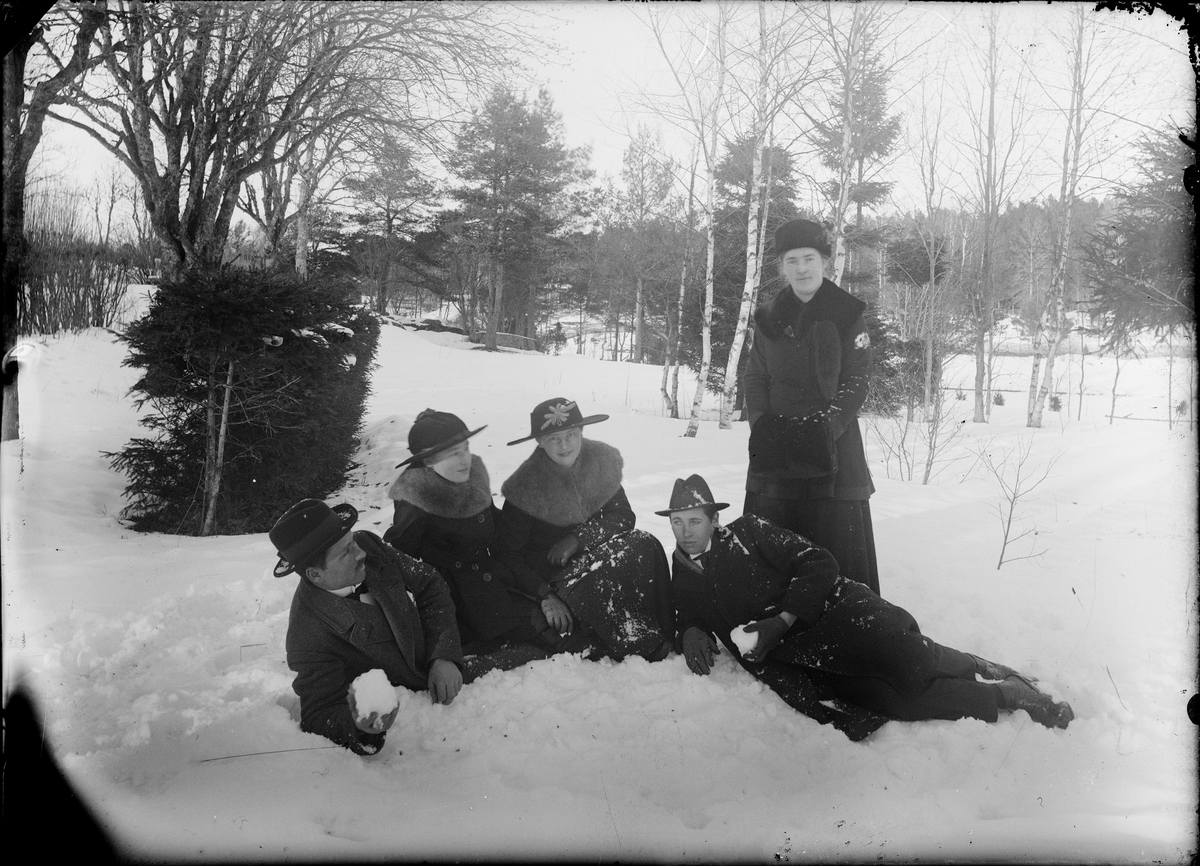 Tre kvinnor och två män poserar i snön, Alunda, Uppland