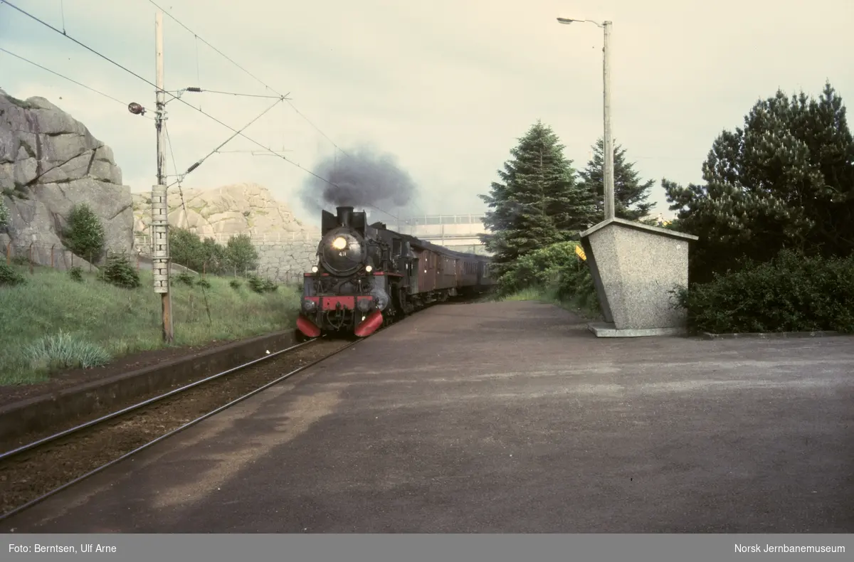 Damplokomotiv 26c 411 med veterantog på Hellvik holdeplass