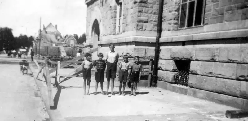 Guttunger på gata i Leiret etter bombingen i 1940.
