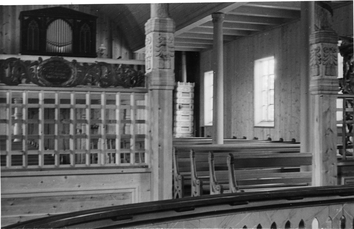 Eggedal kirke, kirkeskipet sett fra koret. Etter ombyggingen, men før dekoren i skipet ble påbegynt i 1961.