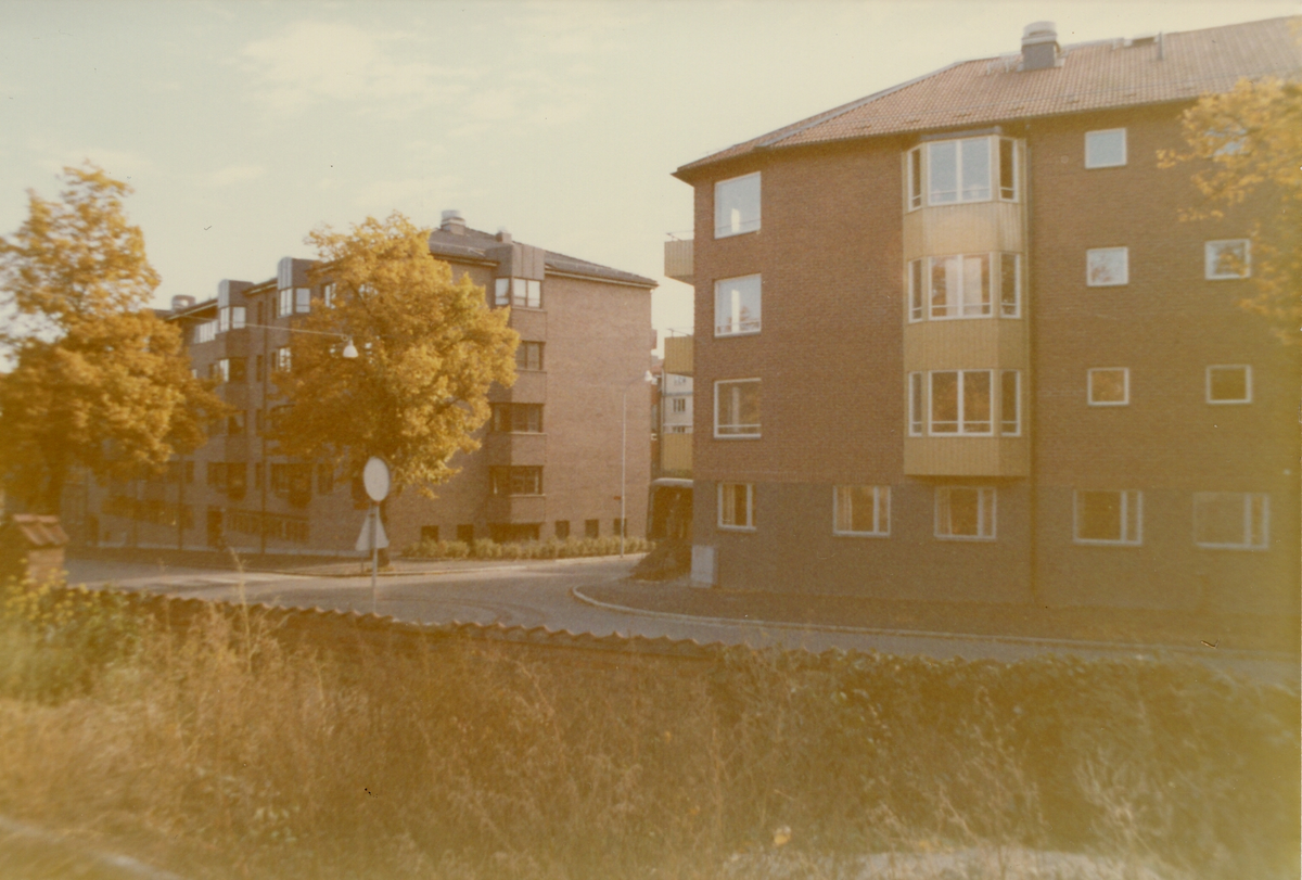 Kvarteret Kalla fotograferas efter uppförandet av byggfirman Anders Diös i oktober 1973. Adressen är Kristinagatan 21.