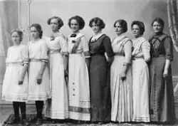 Bilde av de 8 søstrene Theisen.