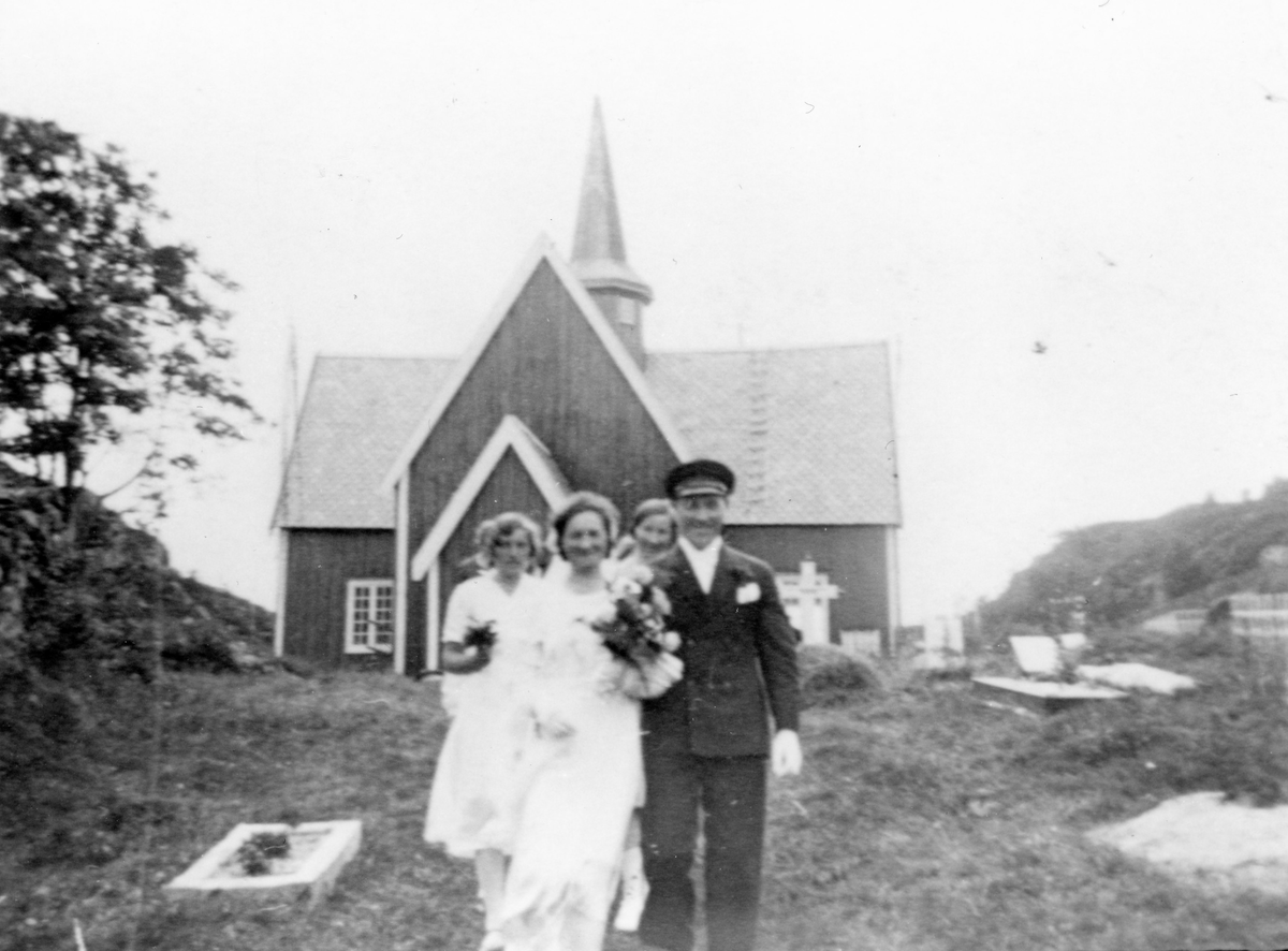 Bryllup i Fillan kirke - Brudeparet med følge går fra Fillan kirke, Hitra