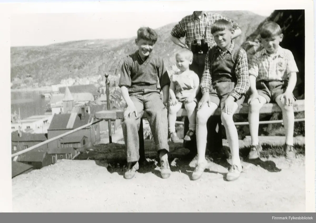  Sikksakkveien, Hammerfest. Eli og brødrene (Alexandersen familie): Jon Andreas, Bjørn, Ove Jasper og Rolf Bjarne. Eli i midten.