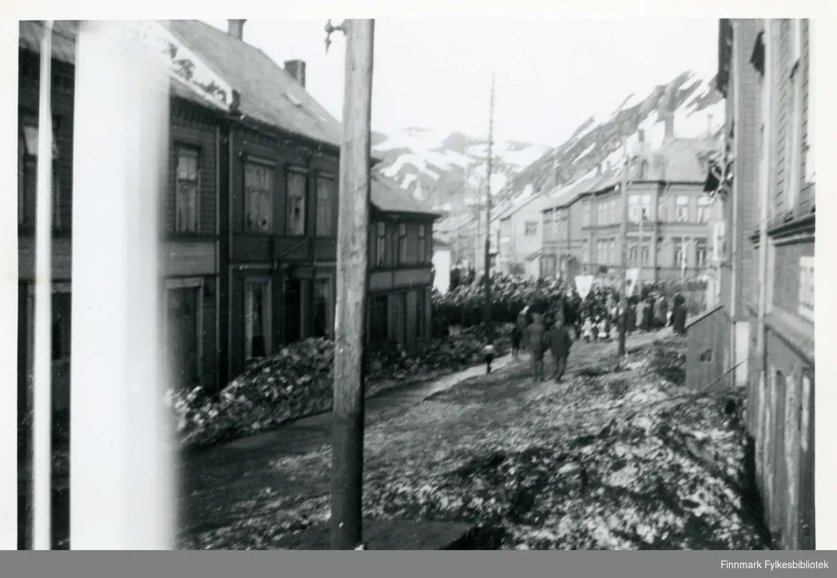 Fra Hammerfest, antakelig 1939. En eller annen hendelse. Bilde 30 viser en slags brytekamp, flagg og vimpler. Fra en feiring. 