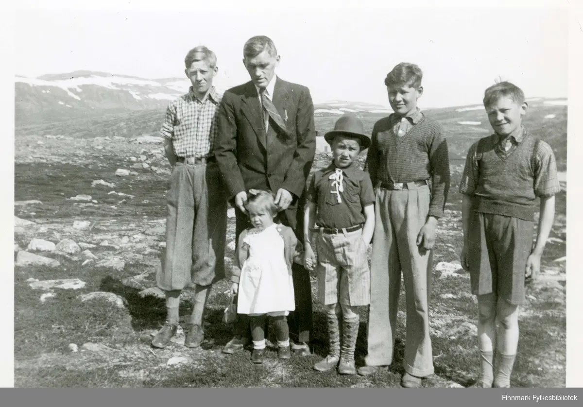 På tur på Salen, Hammerfest rundt 1940. Familien Alexandersen, far og Eli og brødrene Rolf Bjarne, Ove Jasper, Jon Andreas og Bjørn Johan. 