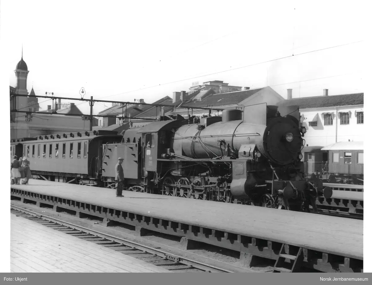 Damplokomotiv type 31b nr. 450 med persontog på Oslo Østbanestasjon