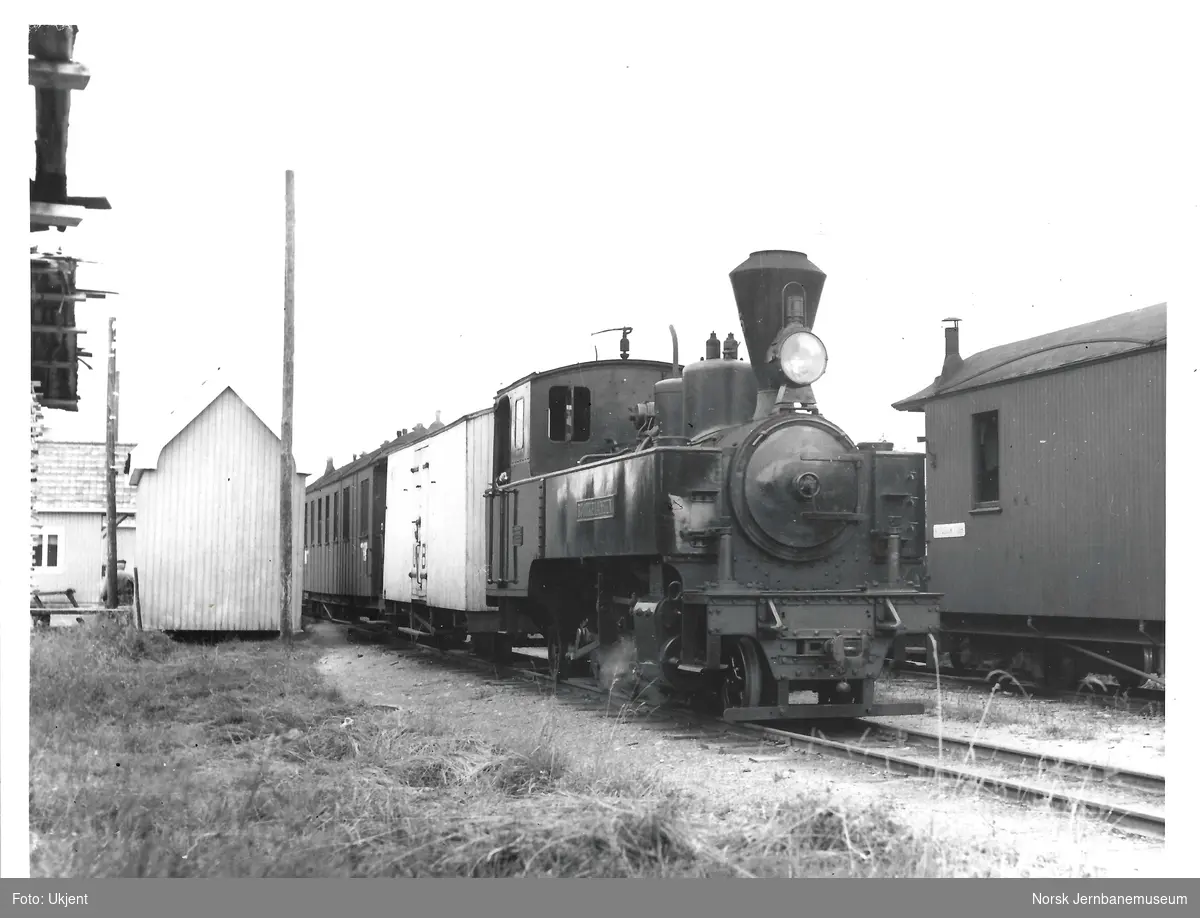 Damplokomotiv XXIXa nr. 5 med blandet tog retning Sørumsand på Mork stasjon på Aurskog-Hølandbanen