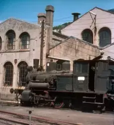 Utrangert damplokomotiv type 25b 339 utenfor lokomotivstalle