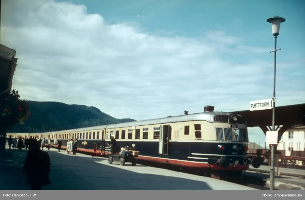 DOVREEKSPRESSEN med dieselmotorvognsett type 88 på Trondheim stasjon