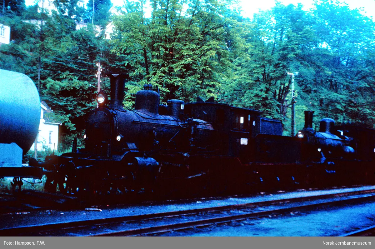 Damplokomotiv type 21c 375 og 18c 226 på Arendal stasjon