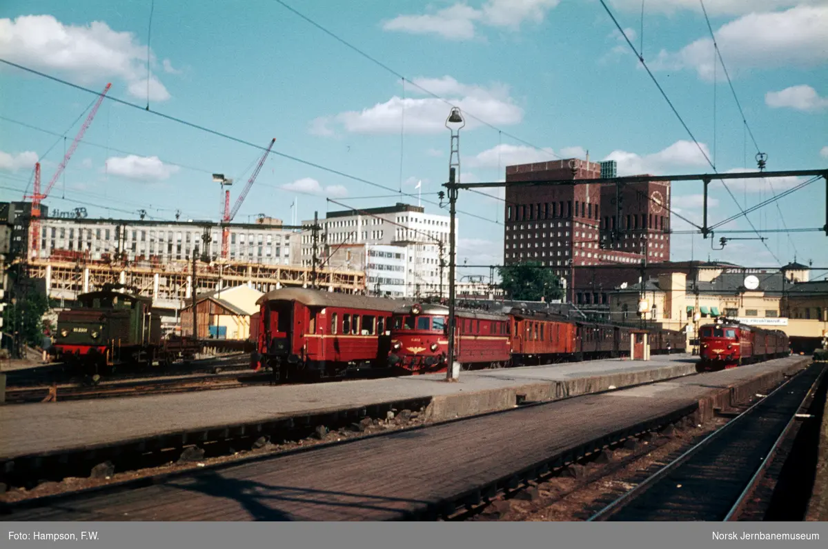 Elektrisk lokomotiv type El 11 2112 og El 13 2121 med persontog på Oslo Vestbanestasjon