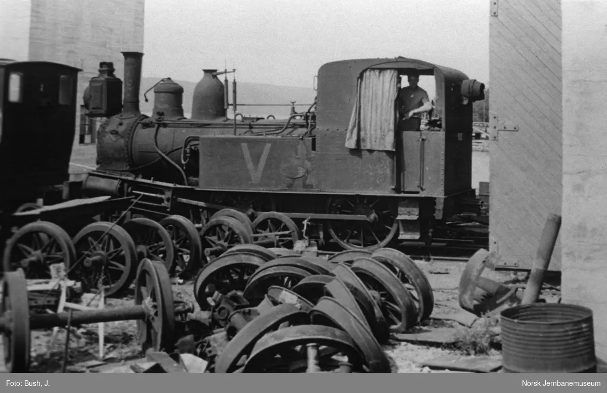 Tidligere NSBs damplokomotiv type IV nr. 19 STARKAD på kalkstensbruddet på Langøya utenfor Holmestrand