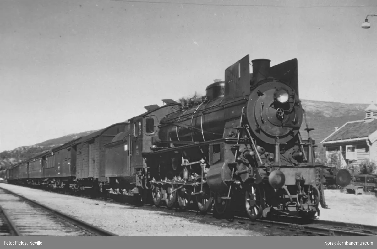 Damplokomotiv type 26c nr. 436 med persontog på Bjorli stasjon