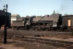 Damplokomotiv type 26c nr. 435 utenfor lokomotivstallen på H