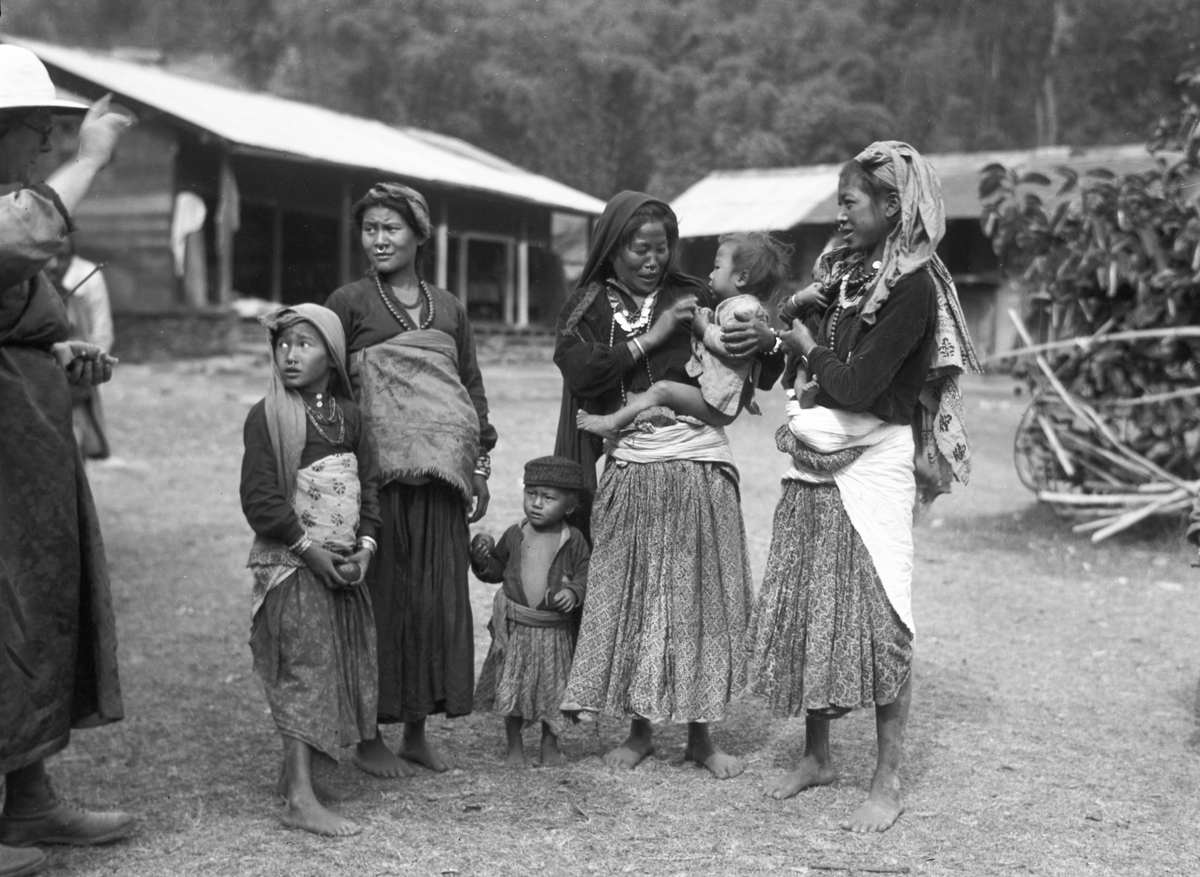 Gruppe med kvinner og barn. Sikkim ca 1932.  Fotografi tatt i forbindelse med Elisabeth Meyers reise til India 1932-33.