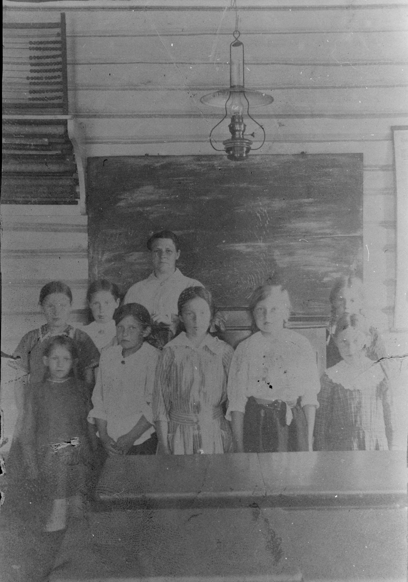 Håndarbeidsklasse ved Støvern gamle skole, med fru Munkhaugen som lærer. Uten år, trolig rundt 1915-20.