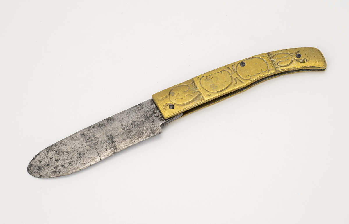 Foldekniv/lommekniv med ornert messingskaft, dekorert med motiv av buede linjer og streker