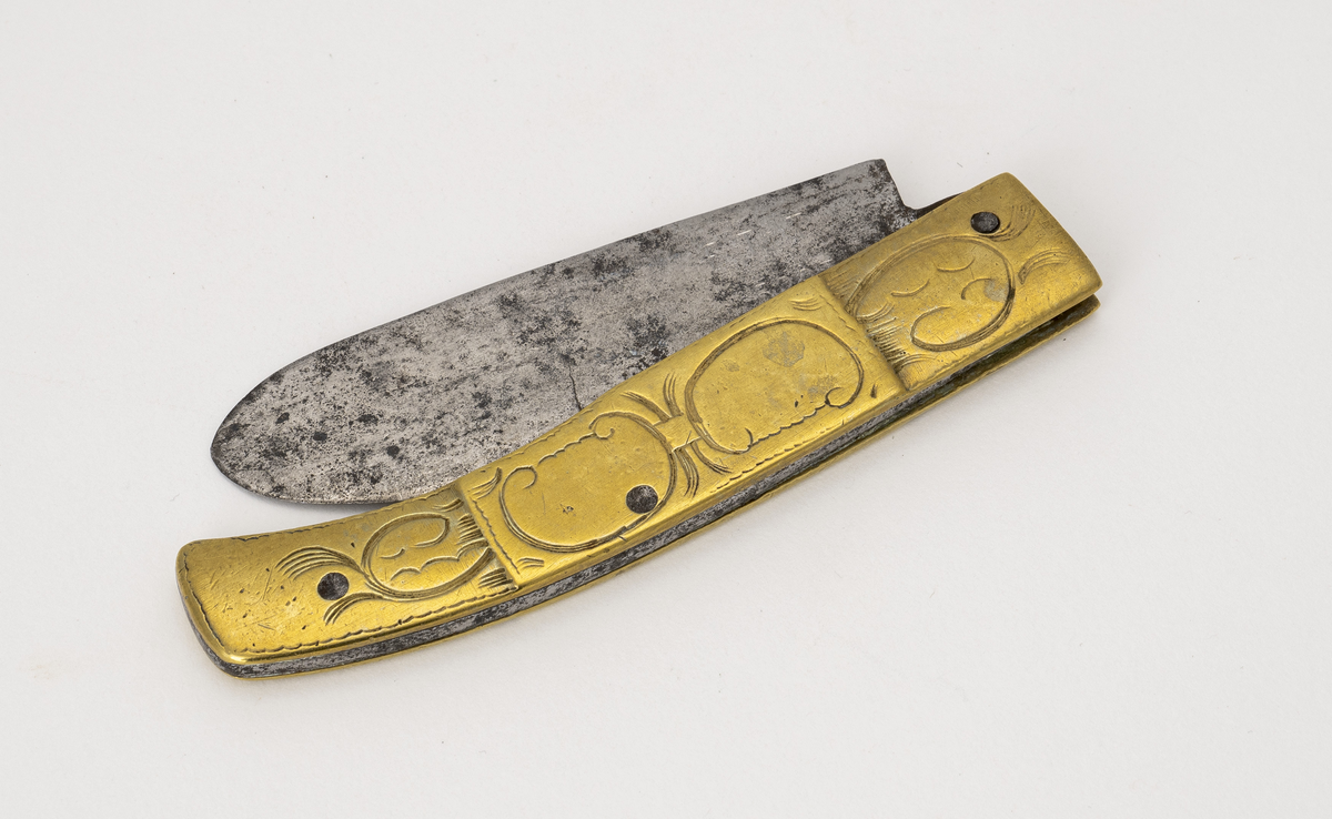 Foldekniv/lommekniv med ornert messingskaft, dekorert med motiv av buede linjer og streker
