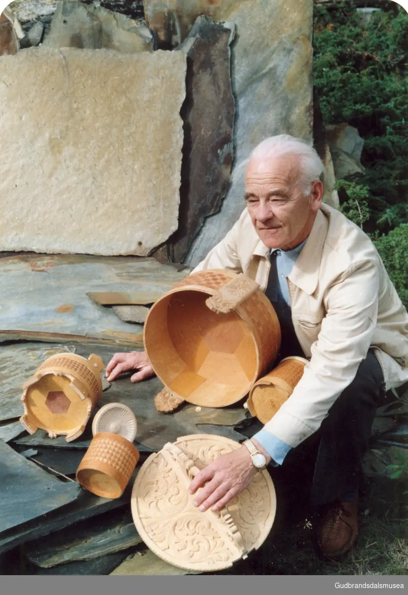 Lars Dalen (f. 1920) på 80-årsdagen med ting han har laga i tre