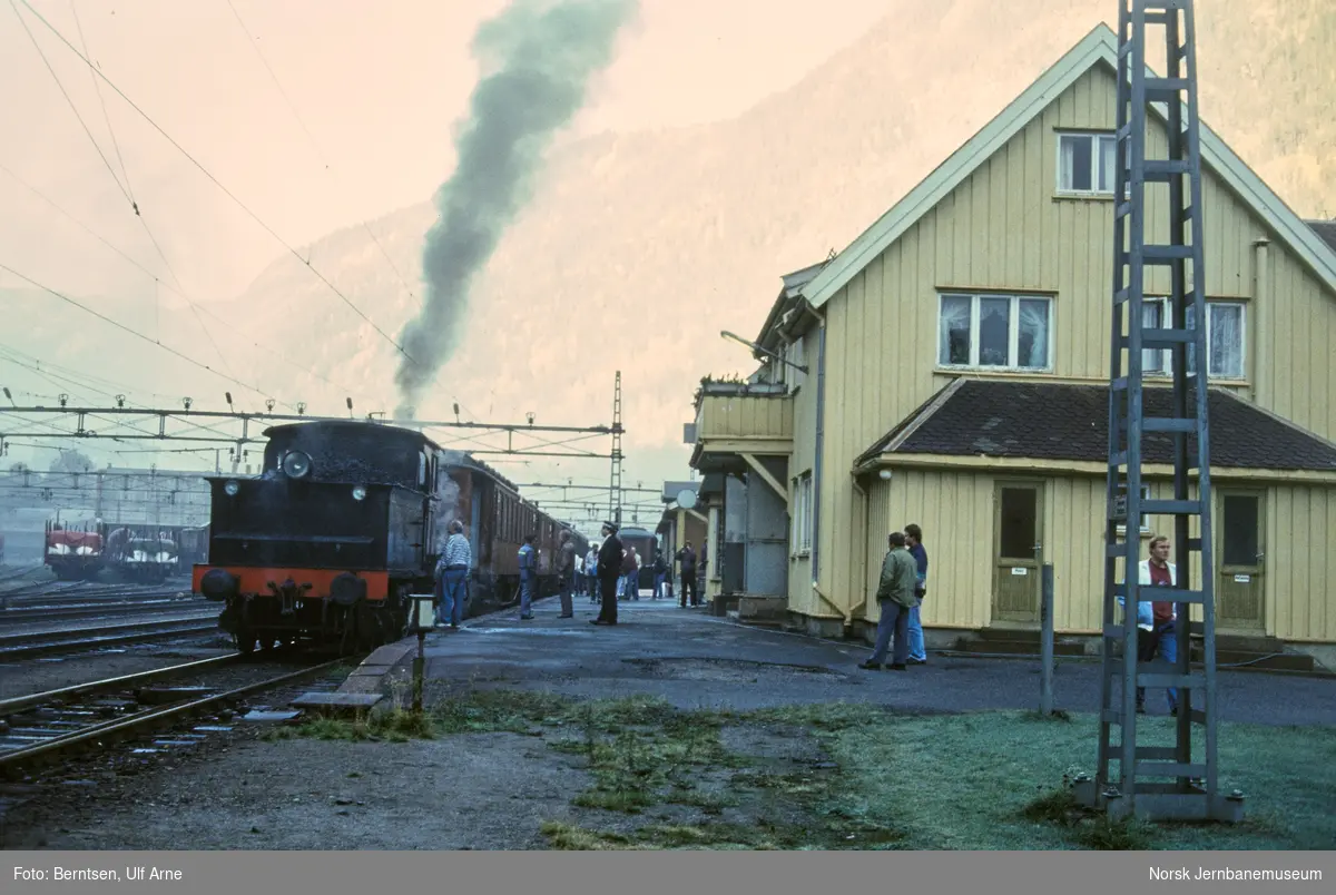 Damplokomotiv 21b 225 med Norsk Jernbaneklubbs utfluktstog på Rjukan stasjon