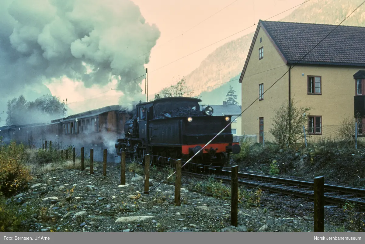 Damplokomotiv 21b 225 med Norsk Jernbaneklubbs utfluktstog ved Ingolfsland på Rjukanbanen