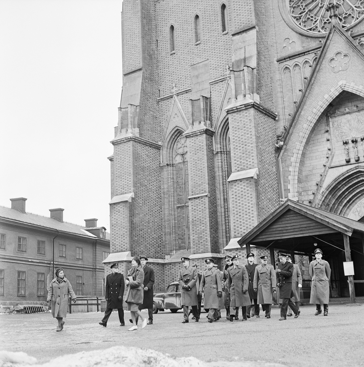 Kadetter från sex nationer vid Uppsala domkyrka 1961