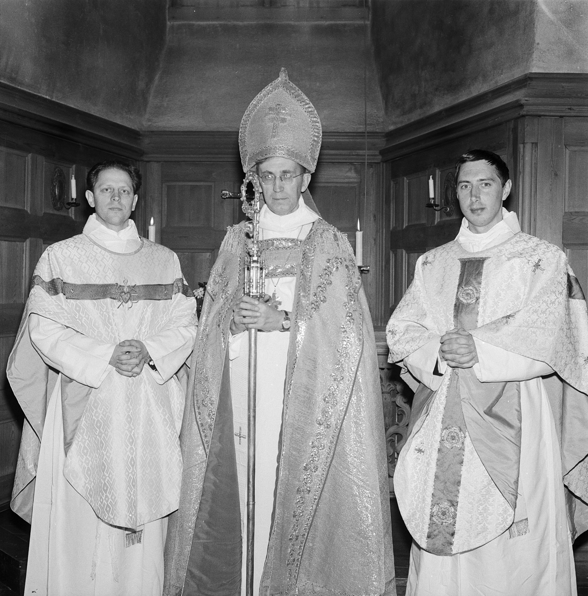 Prästvigning, ärkebiskopen i fullt ornat, Uppsala 1959