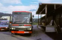 Rutebil med kjennemerke SP 86022 tilhørende Vest-Telemark Bi