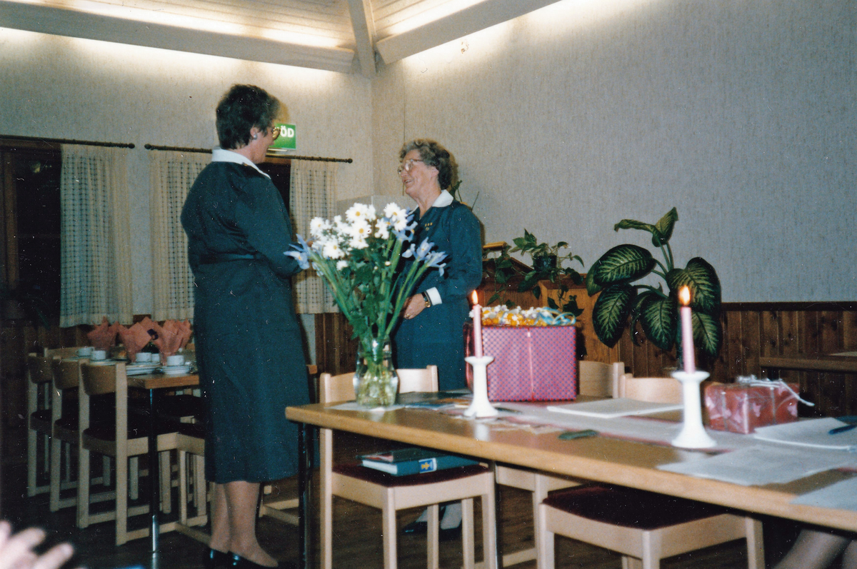Avgående kårchef Inga Tingdal överlämnar ordförandeklubban till nyvalda kårchefen Anitha Raimund den 2 oktober 1985.