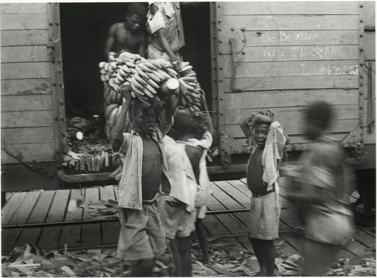 [från Fotobeskrivning:] "Bananlastning med S/S LA PERLA (Panamaregistrerad) i Duala, Cameroon, 1948"
"Neg. inlånade från Sjökapten Sven Lantz, 1974" "Uppgifter i samband med fotografierna lämnade av honom."