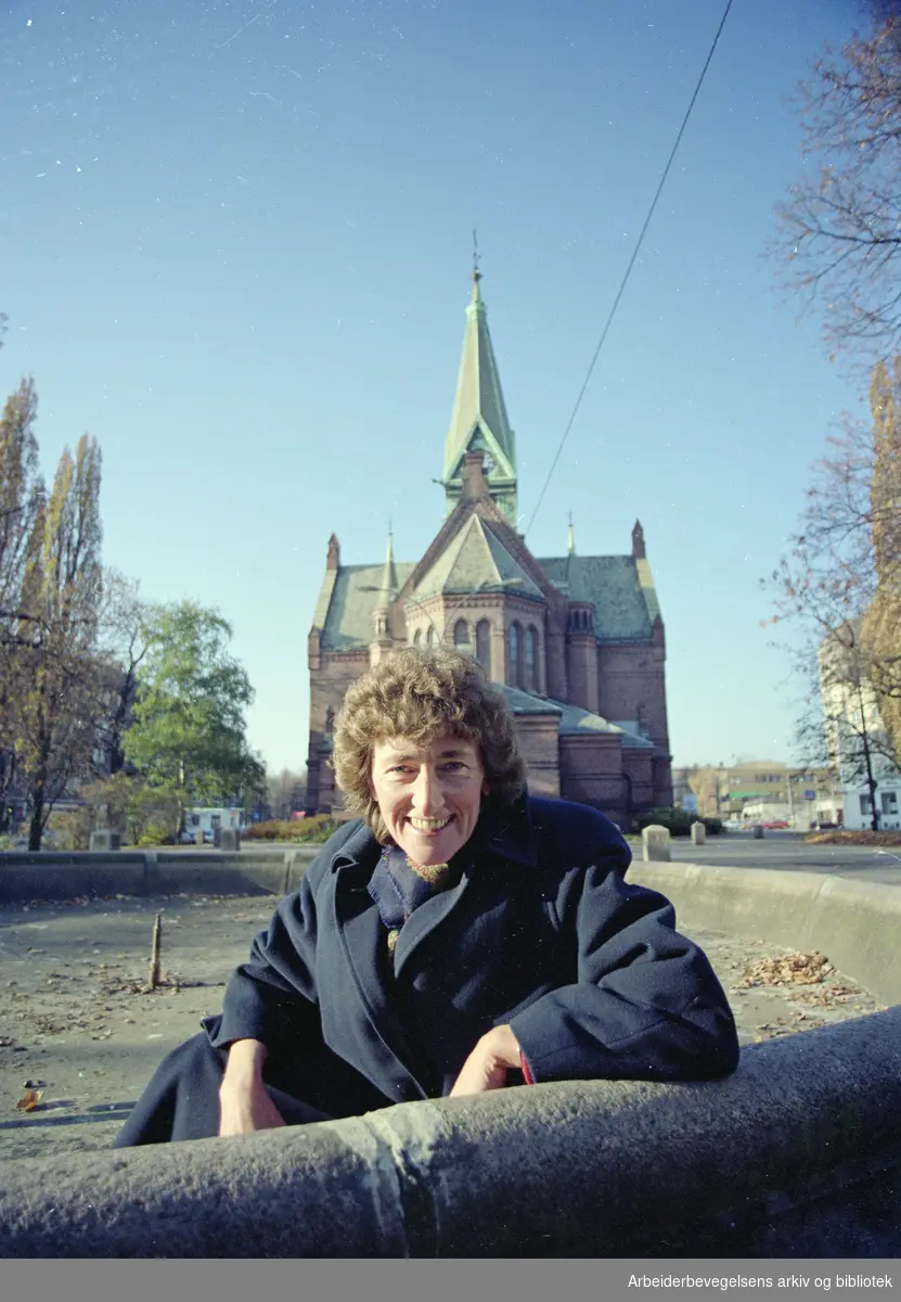 Sissel Rønbeck bak Sagene kirke, 27. oktober 1990.