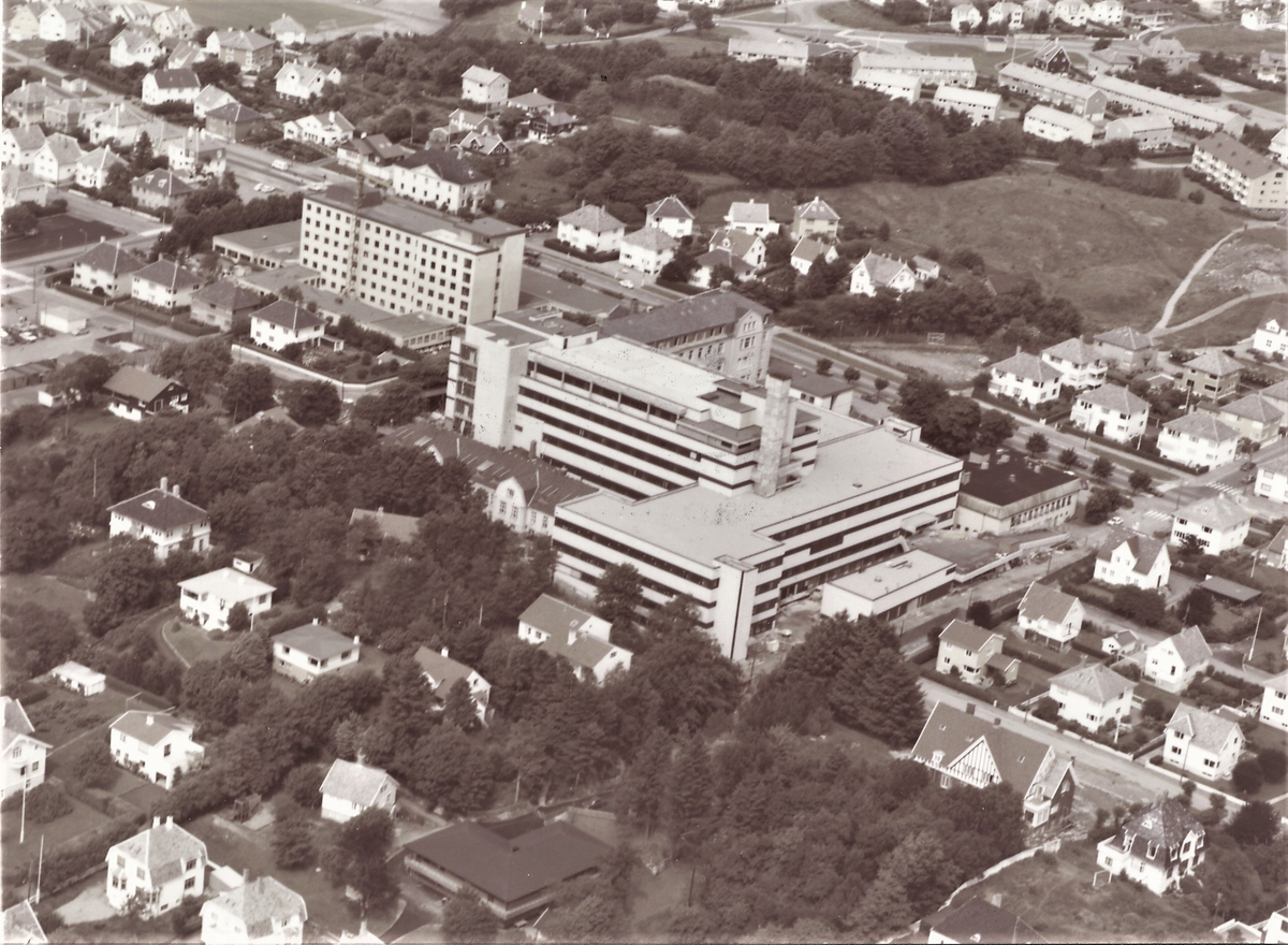 Flyfoto av Haugesund sykehus.